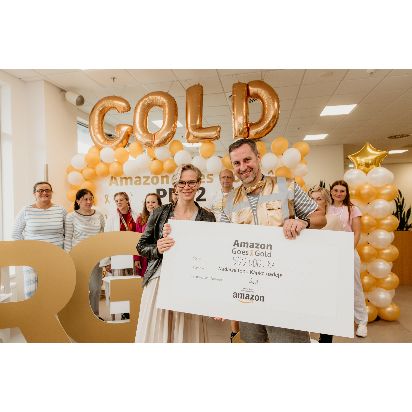 Amazon se na podporu onkologických pacientů zbarvil do zlaté  a věnoval 550 tisíc korun na jejich léčbu
