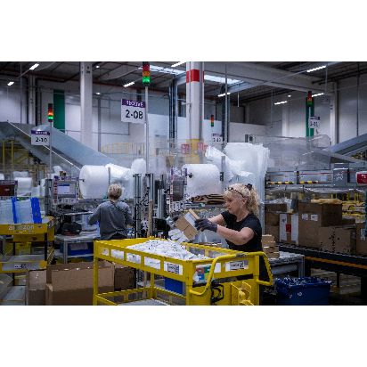 Amazon v distribučním centru zaměstná 2 000 sezónních zaměstnanců. Pomohou s vánočními objednávkami